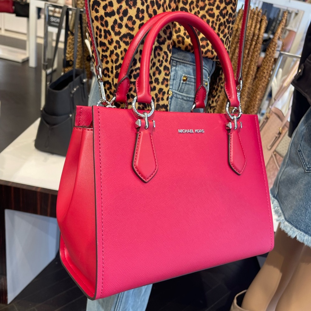 MICHAEL KORS Marilyn Medium Signature Logo Tote Bag
Dark Raspberry
NWT - Picture 15 of 16